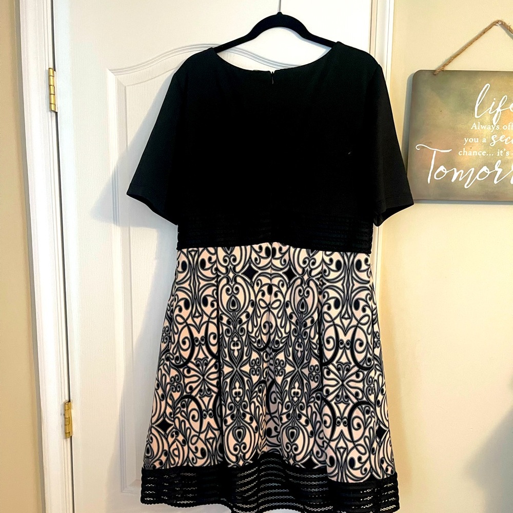 Short sleeve black and crème knee length dress